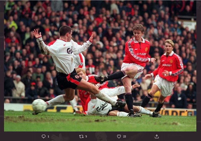 Ole Gunnar Solskjaer saat mencetak gol Manchester United ke gawang Liverpool di Piala FA 1998-1999.