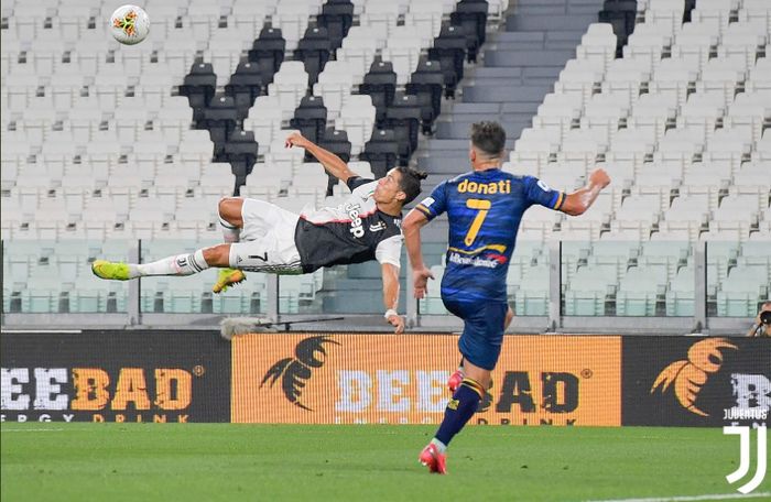 Megabintang Juventus, Cristiano Ronaldo, melakukan tendangan salto ke gawang Lecce dalam laga Liga Italia, di Stadion Allianz, Jumat (26/6/2020).