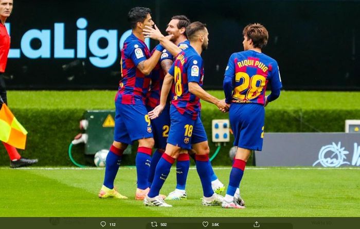 Para pemain Barcelona merayakan gol ke gawang Celta Vigo.