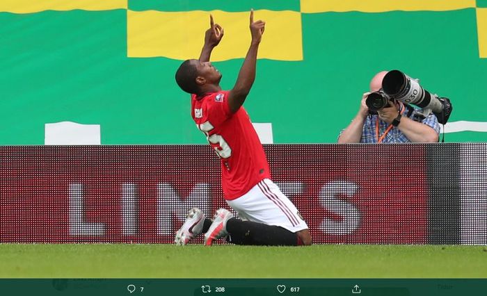 Penyerang Manchester United, Odion Ighalo, melakukan selebrasi usai mencetak gol ke gawang Norwich City dalam babak perempat final Piala FA, Sabtu (27/6/2020) waktu setempat.