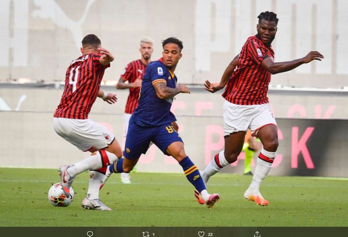 WInger AS Roma, Justin Kluivert, mendapat pengawalan ketat dari dua pemain AC Milan, Ismael Bennacer dan Franck Kessie pada laga pekan ke-28 di Stadion San Siro, Minggu (28/6/2020).