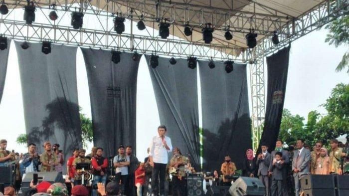 Rhoma Irama berada dalam acara khitanan di Bogor