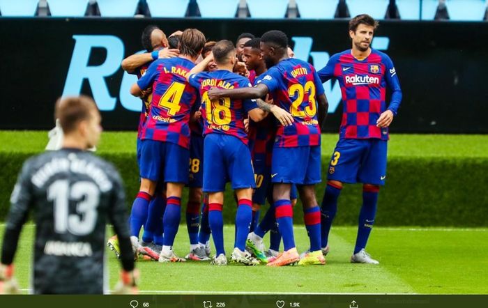 Para pemain Barcelona mengerubungi Luis Suarez usai sukses menjebol gawang Celta Vigo pada laga pekan ke-31 Liga Spanyol, Sabtu (28/6/2020).