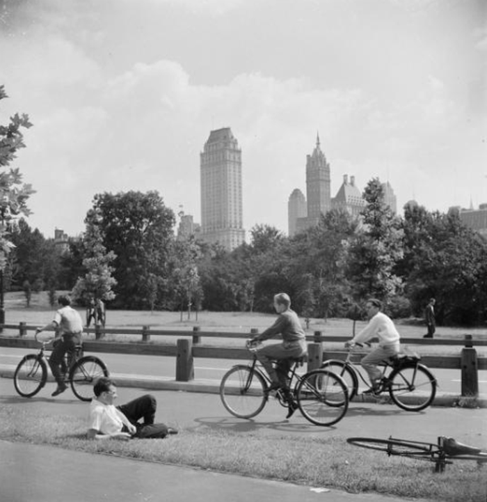 Pesepeda muda menghabiskan waktu di Central Park.