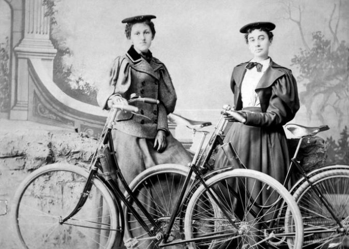 Sepeda menjadi simbol perempuan mandiri pada 1890-an.