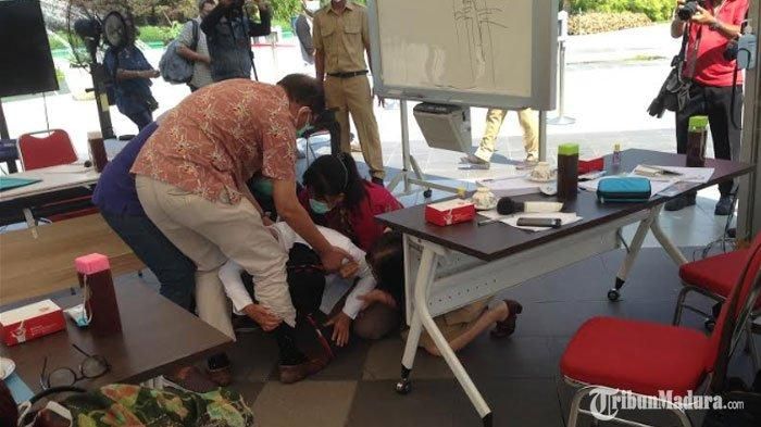 Wali Kota <a href='https://pontianak.tribunnews.com/tag/surabaya' title='Surabaya'>Surabaya</a> <a href='https://pontianak.tribunnews.com/tag/tri-rismaharini' title='Tri Rismaharini'>Tri Rismaharini</a> melakukan sujud di depan <a href='https://pontianak.tribunnews.com/tag/dokter' title='dokter'>dokter</a>, Senin (29/6/2020) 