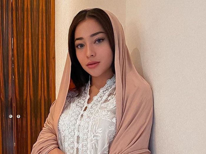 Nikita Willy justru tampak berbeda mengenakan hijab