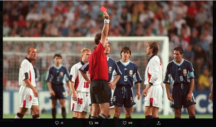 David Beckham menerima kartu merah akibat menendang Diego Simeone dalam duel timnas Inggris vs Argentina di Piala Dunia 1998.