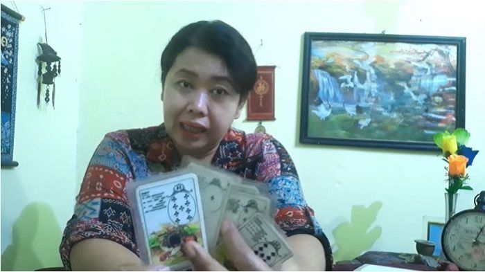 Mistress Nimas's predictions of the fate of the household of Krisdayanti and Raul Lemos