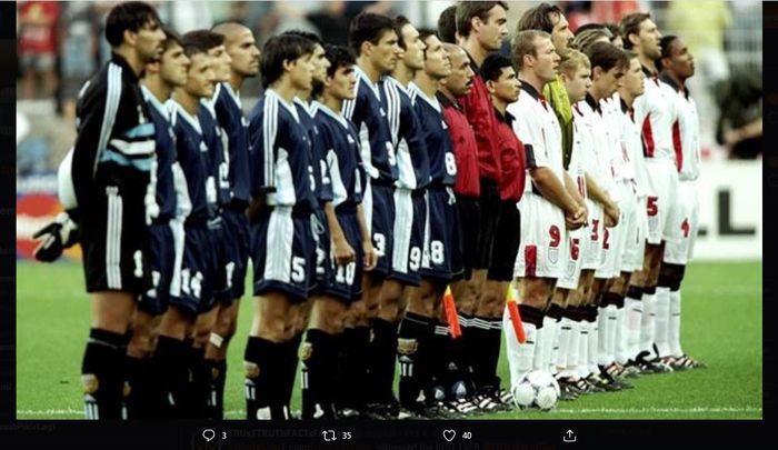 Timnas Inggris dan Argentina bersiap menjelang kick-off laga babak 16 besar Piala Dunia 1998.