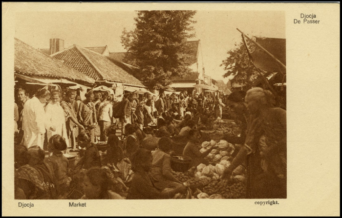 Kartu pos berjudul Djocja. De Passer, kesibukan sebuah pasar di Yogyakarta sekitar 1910.