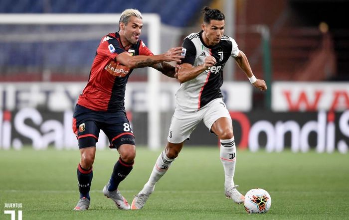 Megabintang Juventus, Cristiano Ronaldo, menggiring bola dalam laga Liga Italia kontra Genoa di Stadion Luigi Ferraris, Selasa (30/6/2020).