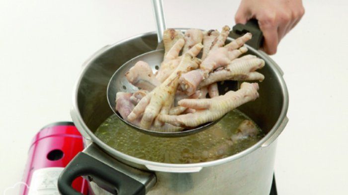 ceker ayam mempunyai 8 manfaat kesehatan.