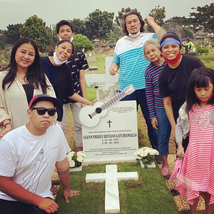 Mutia Ayu bersama keluarga di makam Glenn Fredly