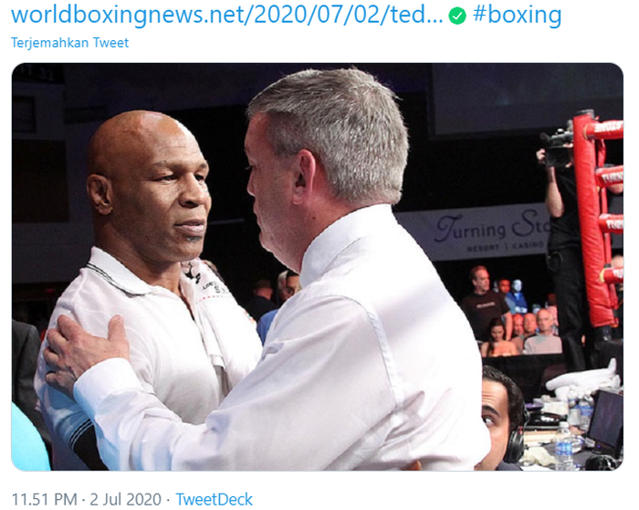 Mike Tyson (kiri) meminta maaf kepada Teddy Atlas (kanan) pada 2013. 