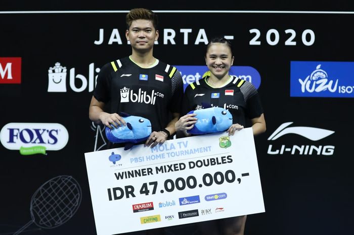 Pasangan ganda campuran, Praveen Jordan/Melati Daeva Oktavianti berpose di podium juara PBSI Home Tournament, pelatnas Cipayung, Jakarta, Jumat (3/7/2020).