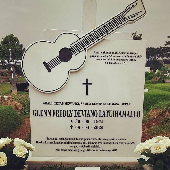 Pusara Glenn Fredly dengan batu nisan berbentuk gitar