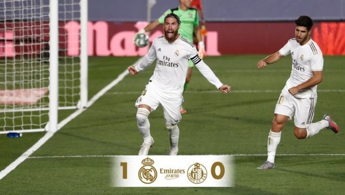 Bek Real Madrid, Sergio Ramos, merayakan gol ke gawang Getafe dalam pertandingan Liga Spanyol, Kamis (2/7/2020).