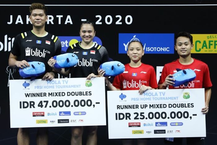 Akbar Bintang Cahyono (kanan) dan Winny Oktavina Kandow menjadi runner-up PBSI Home Tournament usai laga final di Pelatnas PBSI, Cipayung, Jakarta, Jumat (3/7/2020)