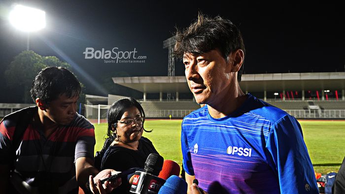 Pelatih timnas Indonesia, Shin Tae-yong, usai memimpin sesi latihan anak-anak asuhnya di Stadion Madya, Senayan, Jakarta Pusat, Jumat (14/2/2020).