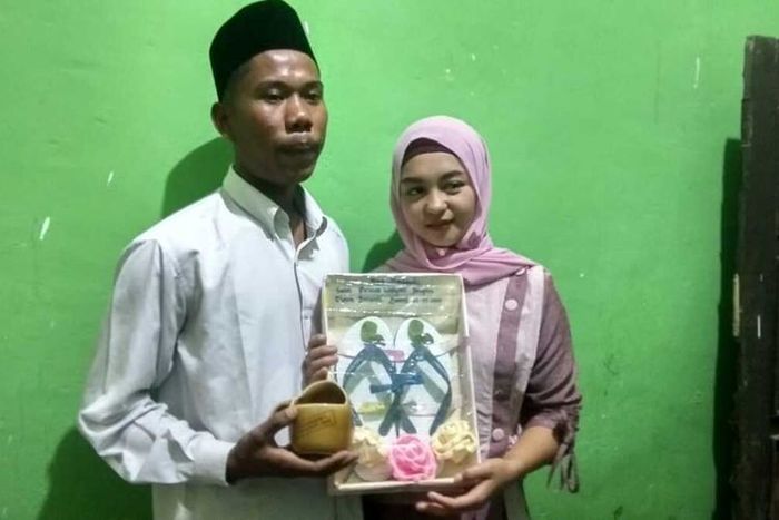 Yudhi bersama Helmi pamerkan mas kawin pernikahan mereka.
