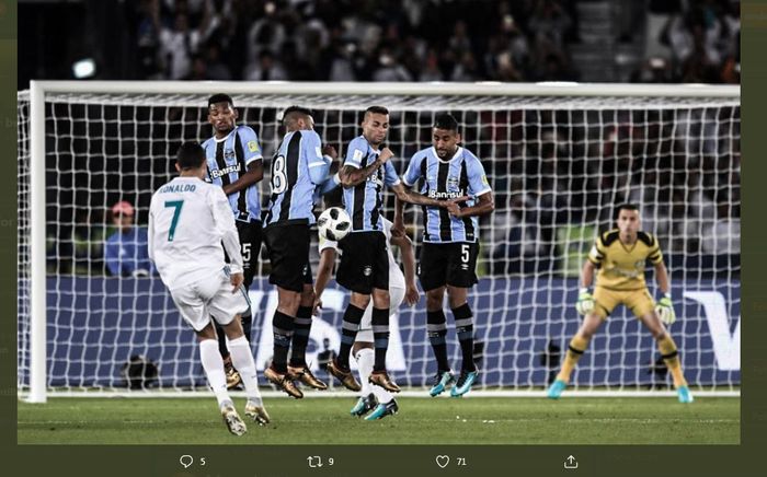 Eksekusi tendangan bebas Cristiano Ronaldo saat Real Madrid melawan Gremio di final Piala Dunia Klub 2017.