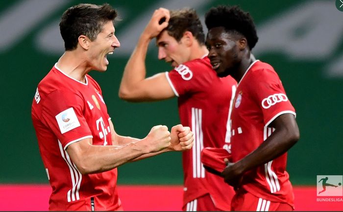 Striker Bayern Muenchen, Robert Lewandowski, untuk pertama kali selama karier menembus 50 gol dalam semusim.