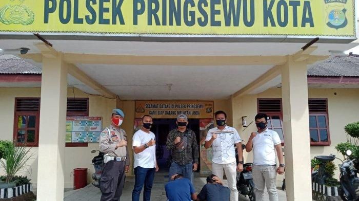 Sus (29) dan Pur (22), warga Pekon Fajar Agung Barat, Kecamatan Pringsewu, diamankan polisi karena dilaporkan telah memerkosa seorang janda, Kamis (2/7/2020). 