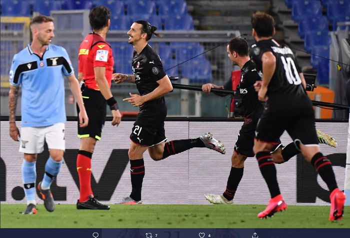Zlatan Ibrahimovic melakukan selebrasi usai menjebol gawang Lazio pada laga pekan ke-30 Liga Italia di Stadion Olimpico, Sabtu (4/7/2020).