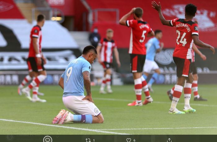Penyerang Manchester City, Gabriel Jesus, tampak bersujud usai gagal memanfaatkan peluang mencetak gol ke gawang Southampton pada laga pekan ke-33 Liga Inggris, Minggu (5/7/2020).