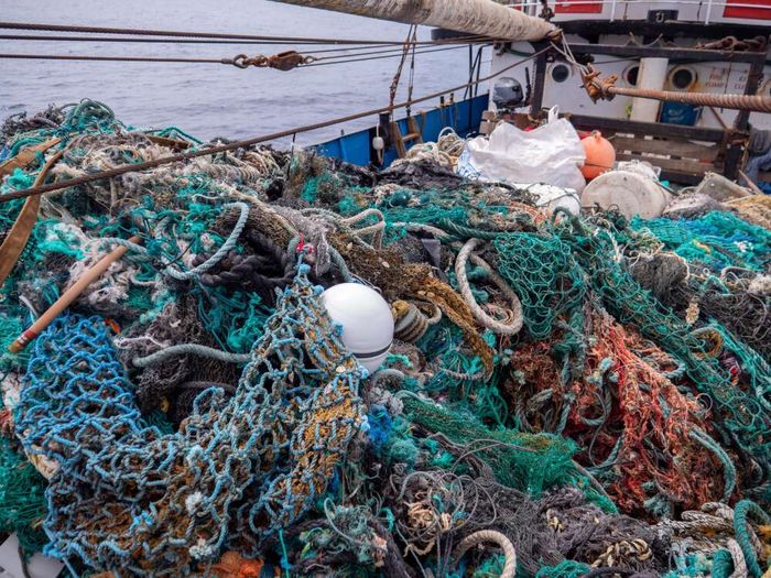 Sampah yang ditemukan kebanyakan sampah plastik dan peralatan menangkap ikan yang dibuang sembarangan oleh nelayan.