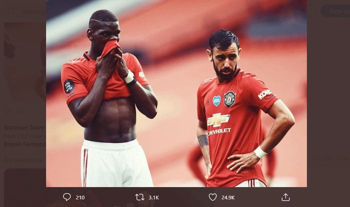 Bruno Fernandes (kanan) dan Paul Pogba berdiskusi sebelum mengeksekusi tendangan bebas untuk Manchester United.