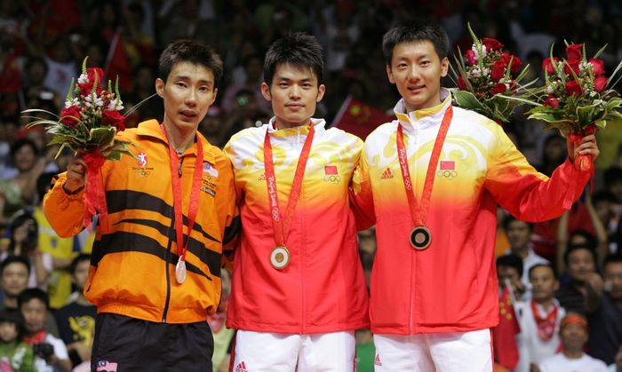 Pebulu tangkis tunggal putra China, Lin Dan, berfoto bersama Lee Chong Wei (kiri) dan Chen Jin (kanan) di atas podium juara Olimpiade Beijing 2008.