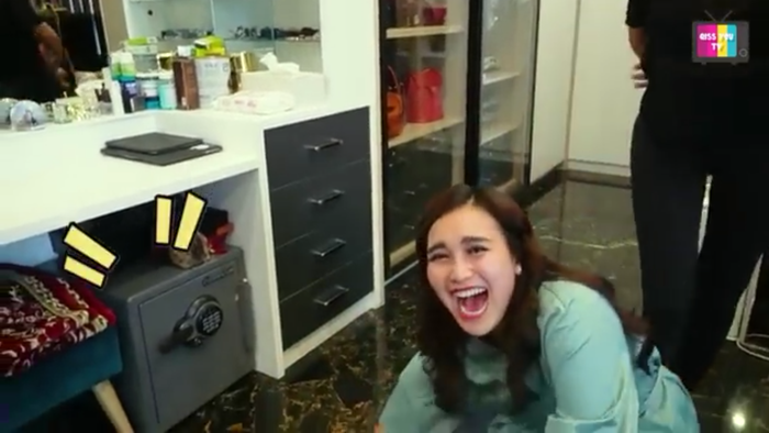 Ayu Ting Ting syok lihat brankas milik <a href='https://medan.tribunnews.com/tag/nikita-mirzani' title='Nikita Mirzani'>Nikita Mirzani</a>