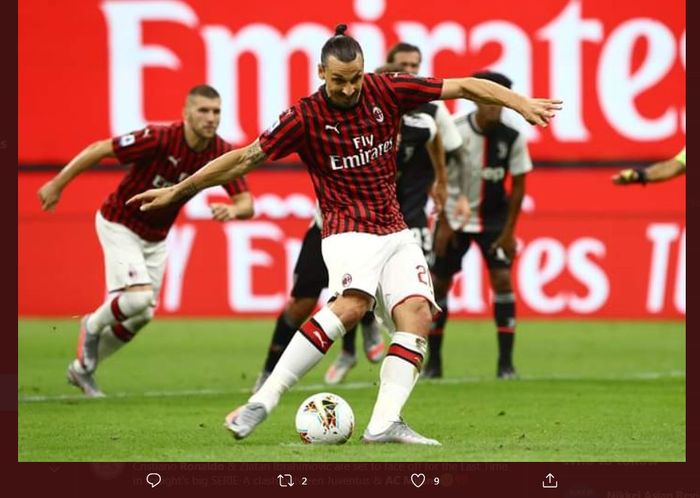 Zlatan Ibrahimovic mencetak gol penalti untuk AC Milan ke gawang Juventus dalam laga Liga Italia di San Siro, 7 Juli 2020.