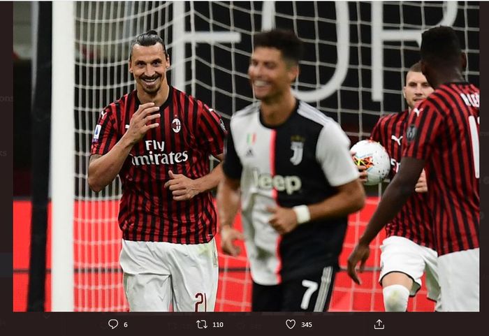 Zlatan Ibrahimovic tersenyum kepada Cristiano Ronaldo dalam partai Liga Italia antara AC Milan vs Juventus di San Siro, 7 Juli 2020.