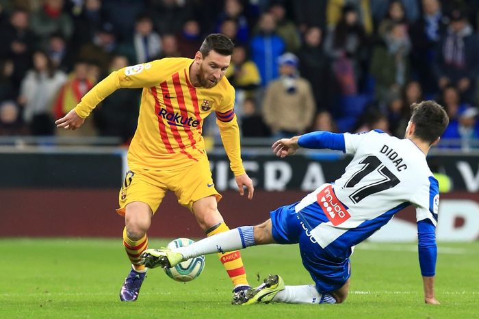 Lionel Messi berduel melawan Didac Vila ketika Barcelona menghadapi Espanyol dalam laga yang bertajuk Derby Catalan.