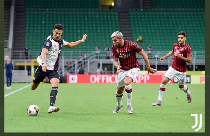 Aksi Cristiano Ronaldo dalam duel AC Milan vs Juventus di San Siro, 7 Juli 2020.