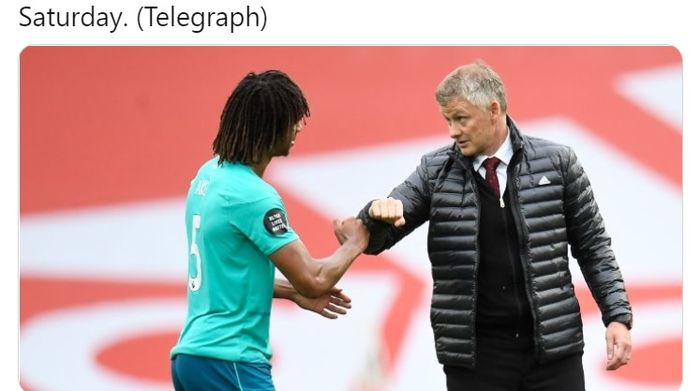 Pelatih Manchester United, Ole Gunnar Solskjaer, berbicara dengan bek Bournemouth, Nathan Ake.