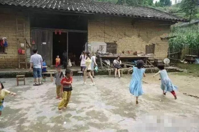 Kehidupan keluarga Lang Er yang sederhana.