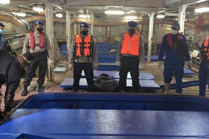 Dua kapal ikan nelayan milik negara China yang mempekerjakan nelayan WNI diamankan patroli gabungan di perairan Batu Cula, Selat Philip, Belakang Padang, Batam, Kepulauan Riau (Kepri) Rabu (8/7/2020). Mirisnya saat dilakukan pemeriksaan oleh personil patroli gabungan, ditemukan jenazah pekerja WNI atas nama Hasan Afriadi asal Lampung, yang disimpan di dalam peti pendingin ikan atau freezer Kapal Lu Huang Yuan Yu 117 berbendera China.


