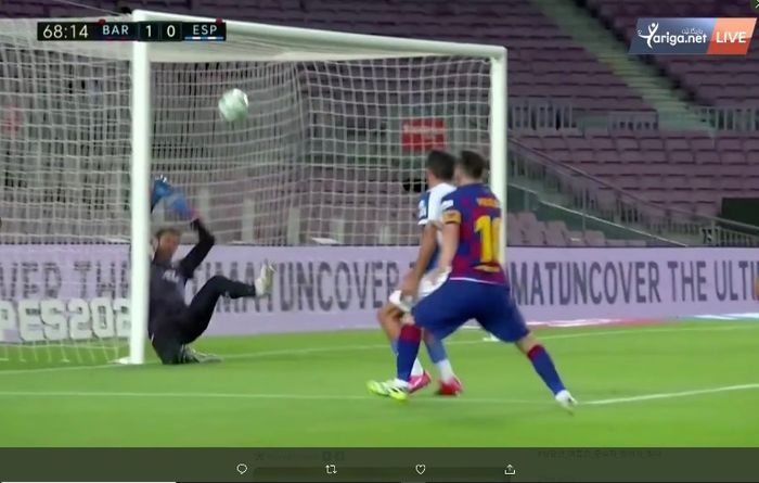 Kiper Espanyol, Diego Lopez, berjibaku menahan tendangan Lionel Messi dalam laga di Camp Nou pada Rabu (8/7/2020).