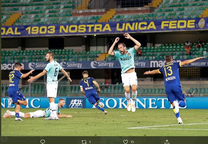 Ekspresi kekecewaan para pemain Inter Milan usai gawang timnya dibobol pemain Hellas Verona, Miguel Veloso, yang membuat mereka harus puas bermain imbang 2-2 pada laga pekan ke-31 Liga Italia, Kamis (9/7/2020).