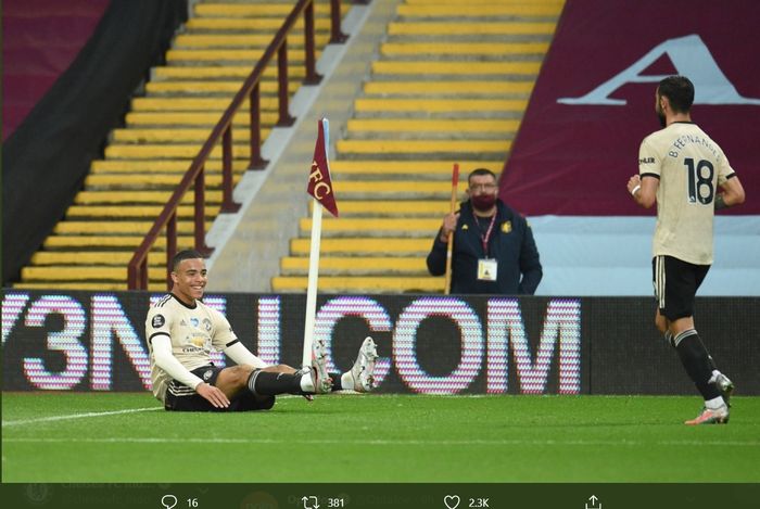 Bruno Fernandes (kanan) mendatangi Mason Greenwood guna merayakan gol yang dicetak sang bomber usai menjebol gawang Aston Villa dalam laga pekan ke-34 Liga Inggris, Kamis (9/7/2020).