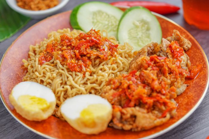 Lengkapi mi instan dengan lauk pauk bergizi.