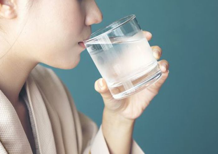 Minum air es saat kepedasan ternyata bisa timbulkan bahaya ini