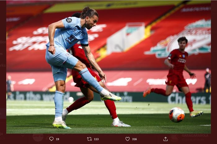 Jay Rodriguez mencetak gol Burnley ke gawang Liverpool dalam lanjutan Liga Inggris di Anfield, 11 Juli 2020.