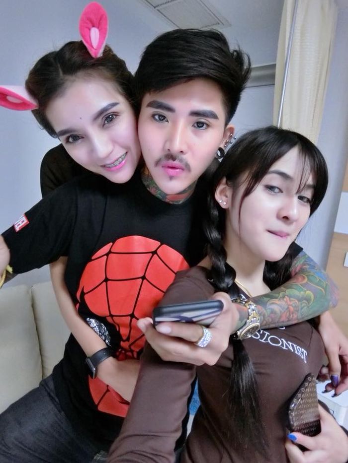 Anurak Sunthonkitikanon dan istri-istrinya.