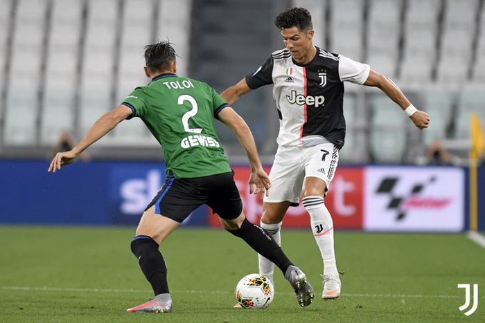 Aksi megabintang Juventus, Cristiano Ronaldo, dalam duel melawan Atalanta pada Sabtu (11/7/2020).