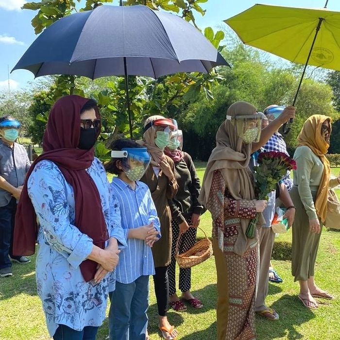 BCL bawa mawar merah saat kunjungi makam Ashraf Sinclair